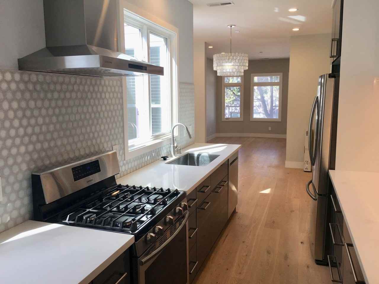 1877 Lombard St - Photo 2 of 16