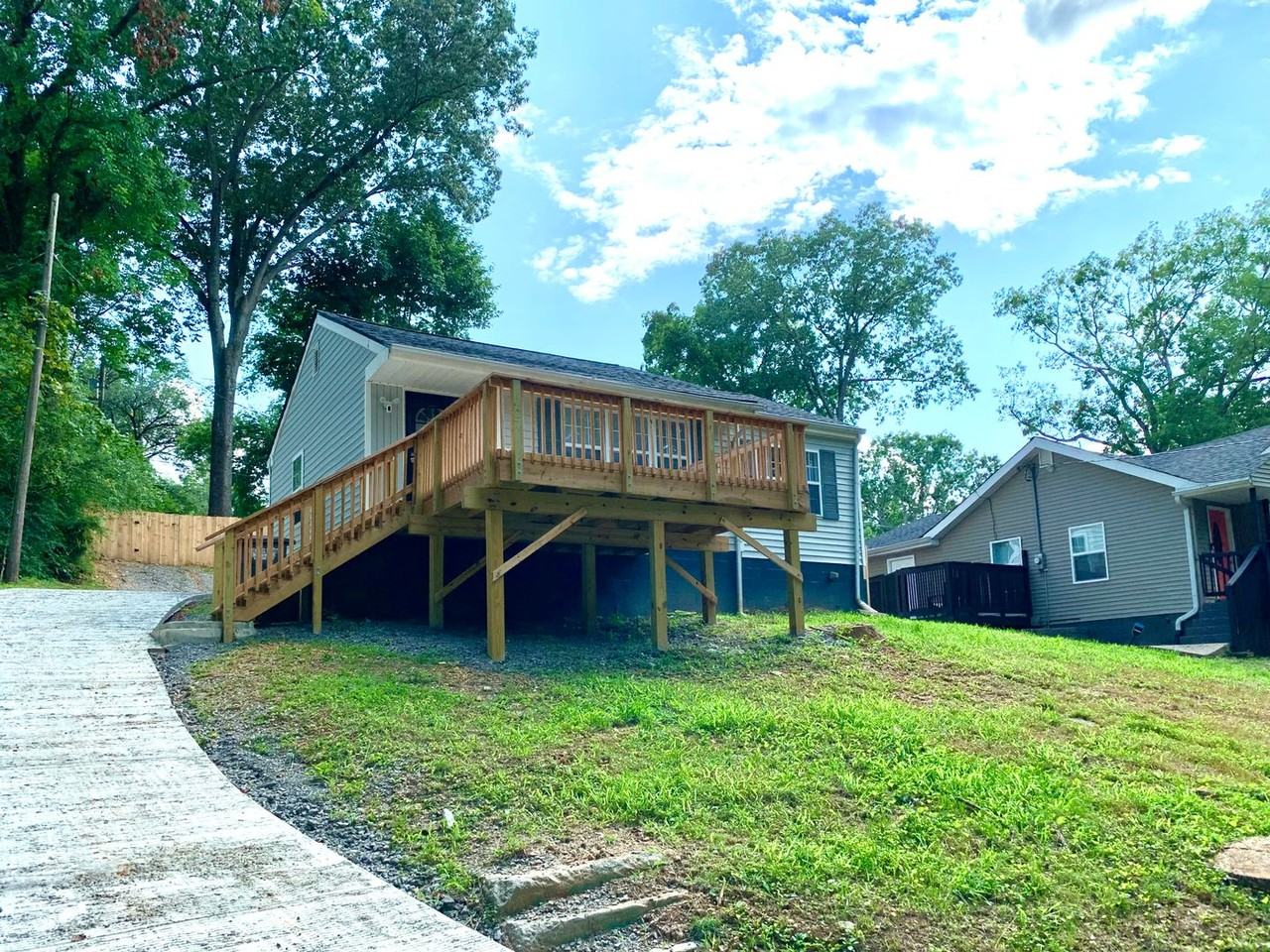 714 Woodlawn Drive - Photo 2 of 25