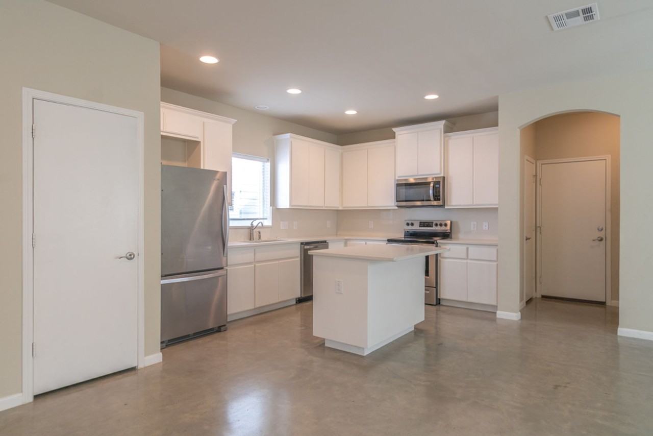 206 Munro St - Photo 4 of 28