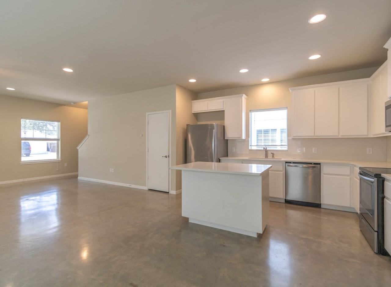 206 Munro St - Photo 5 of 28
