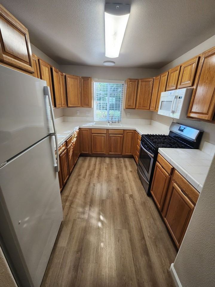 3372 Rockview Pl - Photo 6 of 16