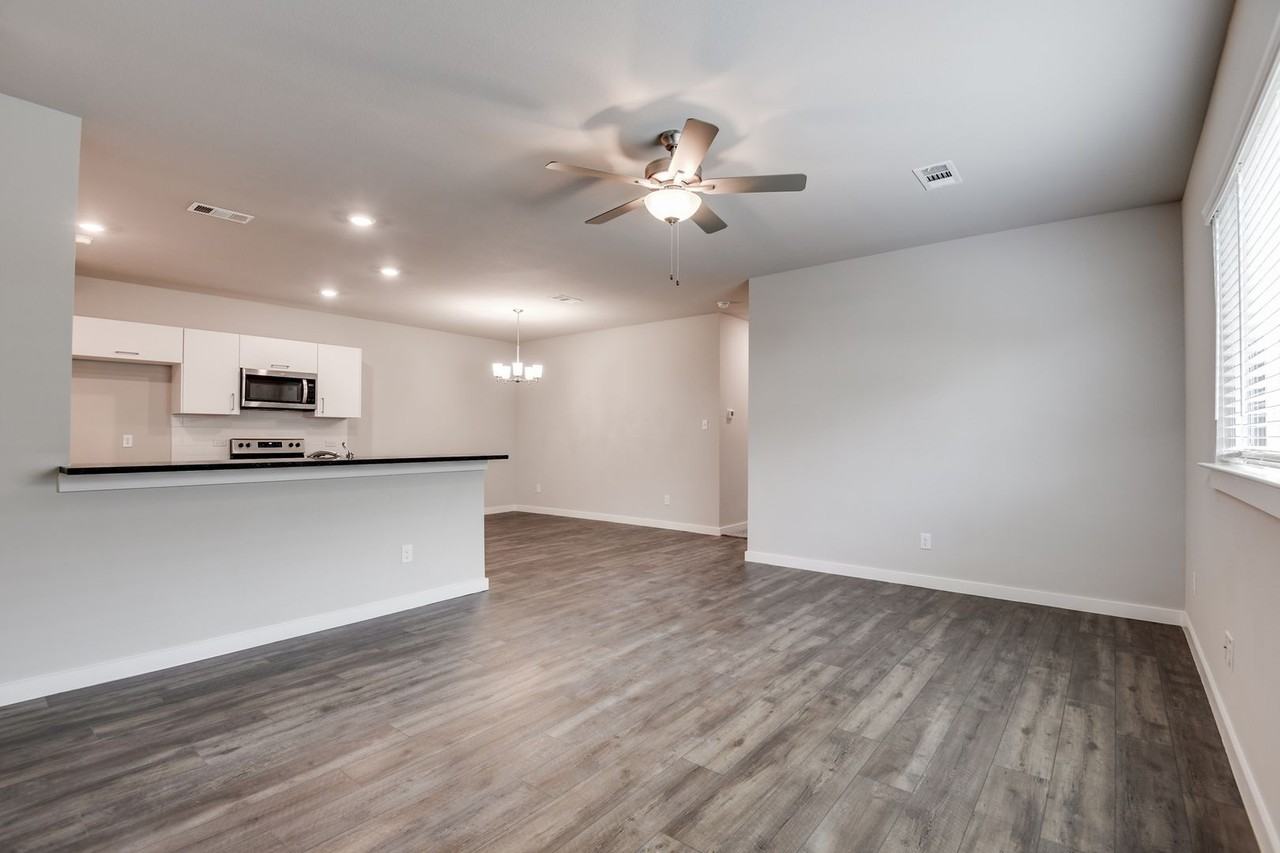 613 Blackland Dr - Photo 3 of 22