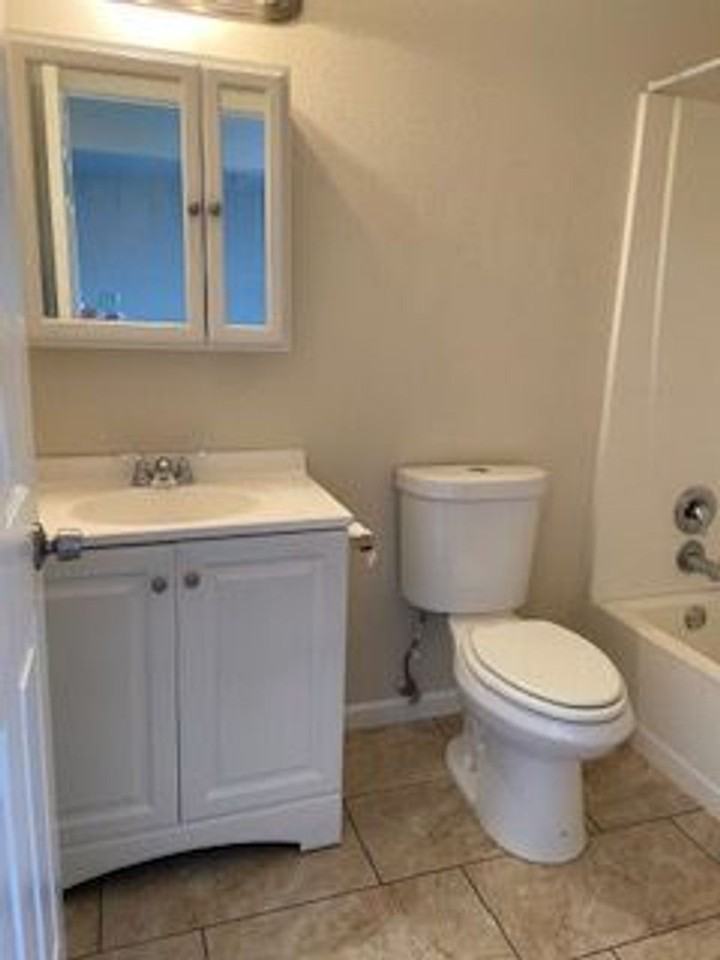 1512 Locust St - Photo 3 of 6
