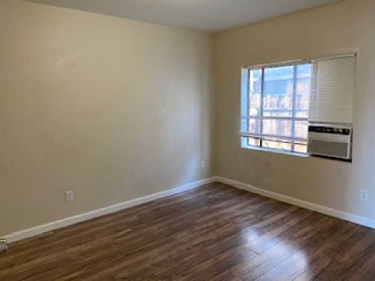 1512 Locust St - Photo 4 of 6