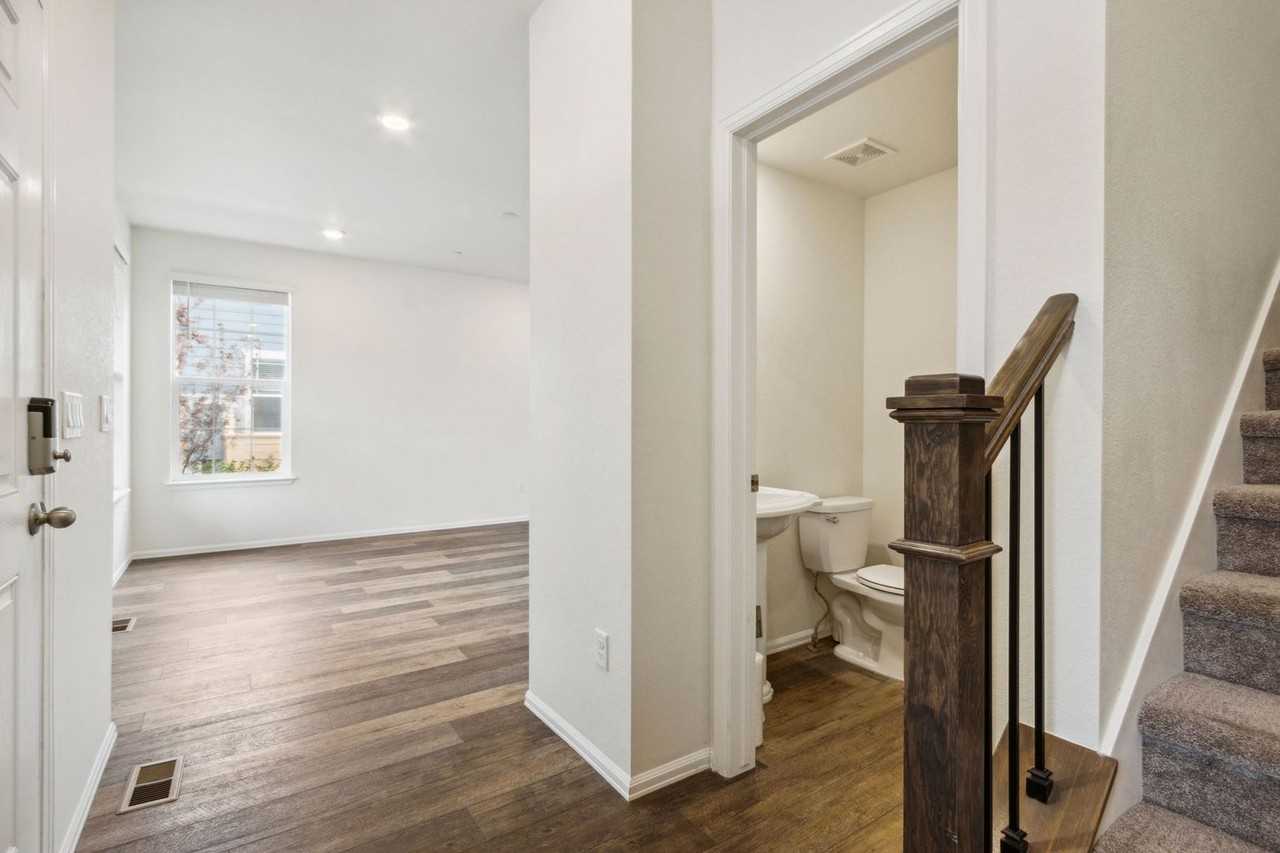 328 Zeppelin Way - Photo 4 of 24