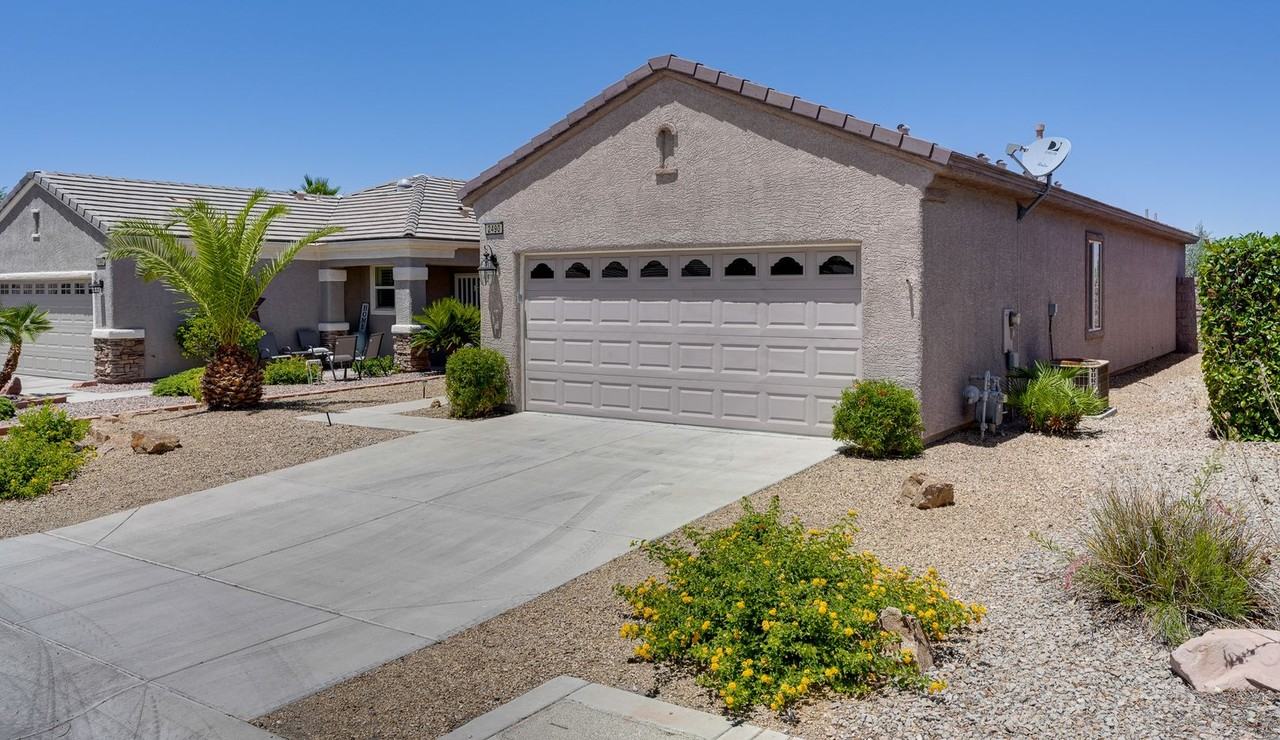 2490 Evening Twilight Ave - Photo 3 of 33