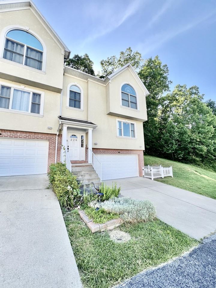 229 Palisades Dr #1 - Photo 2 of 44