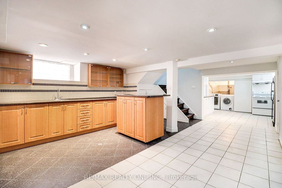 904 Avenue Road - Photo 2 of 8