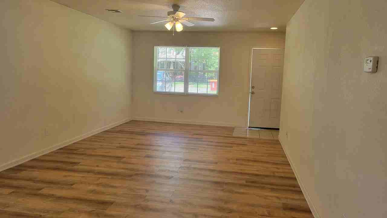 306 S. Elm Duplex - Photo 3 of 15