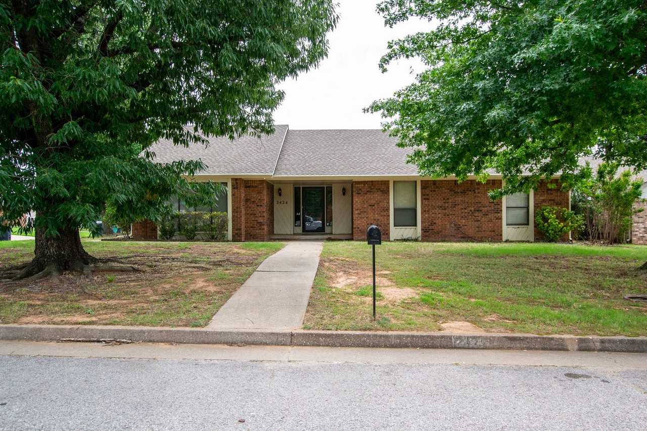 2424 Appleway St - Photo 2 of 33