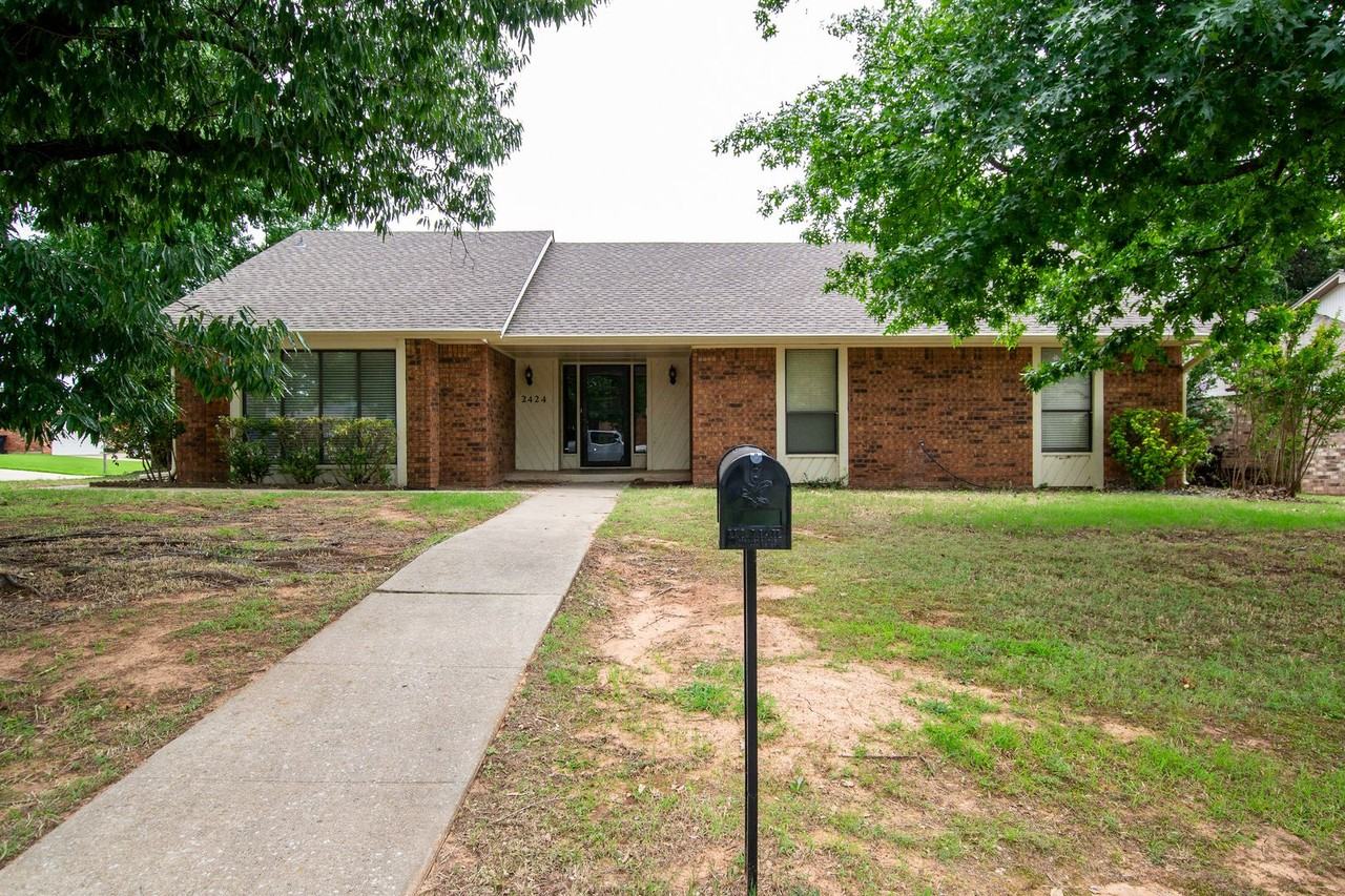 2424 Appleway St - Photo 3 of 33