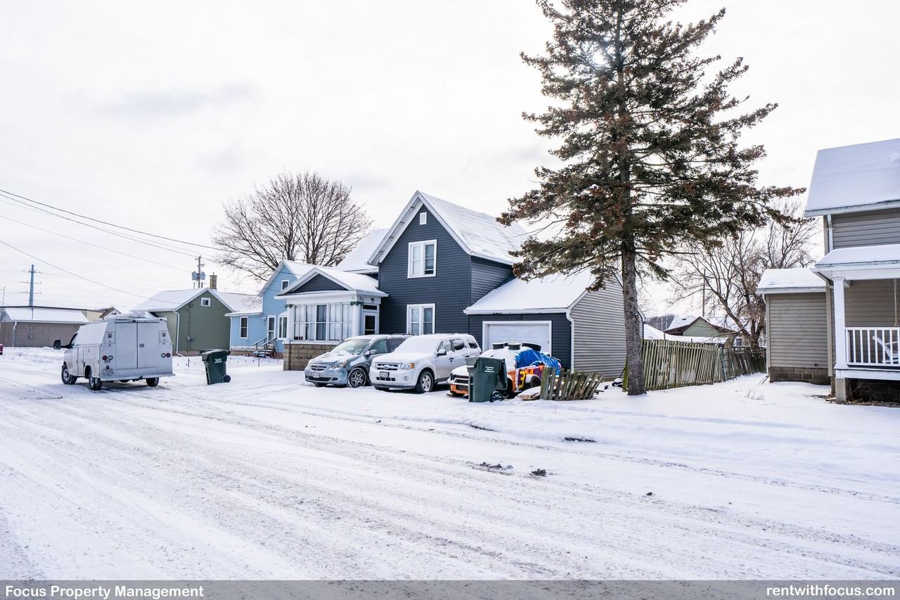 211 Oak St - Photo 2 of 11