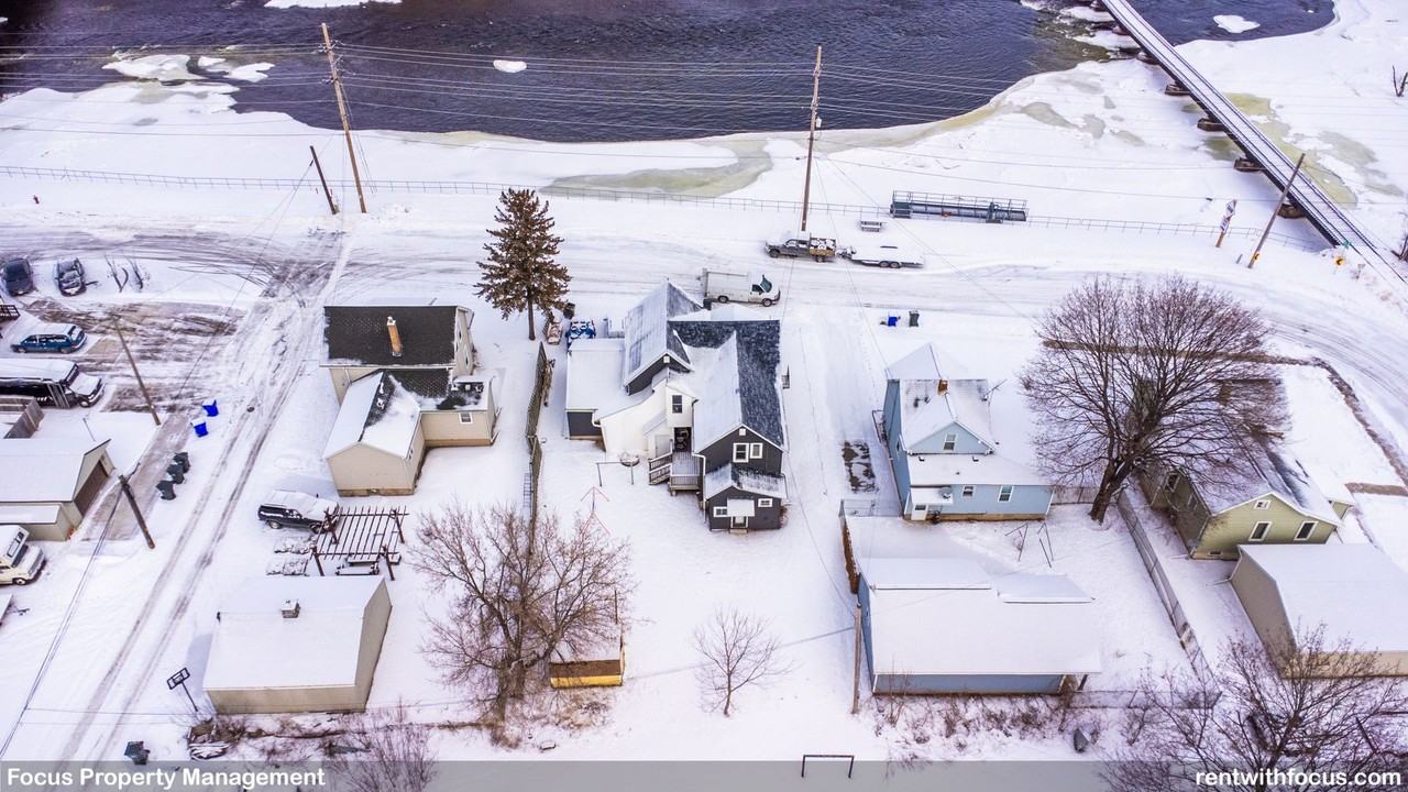 211 Oak St - Photo 5 of 11