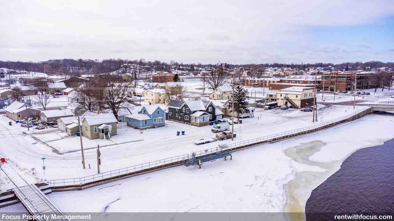 211 Oak St - Photo 6 of 11
