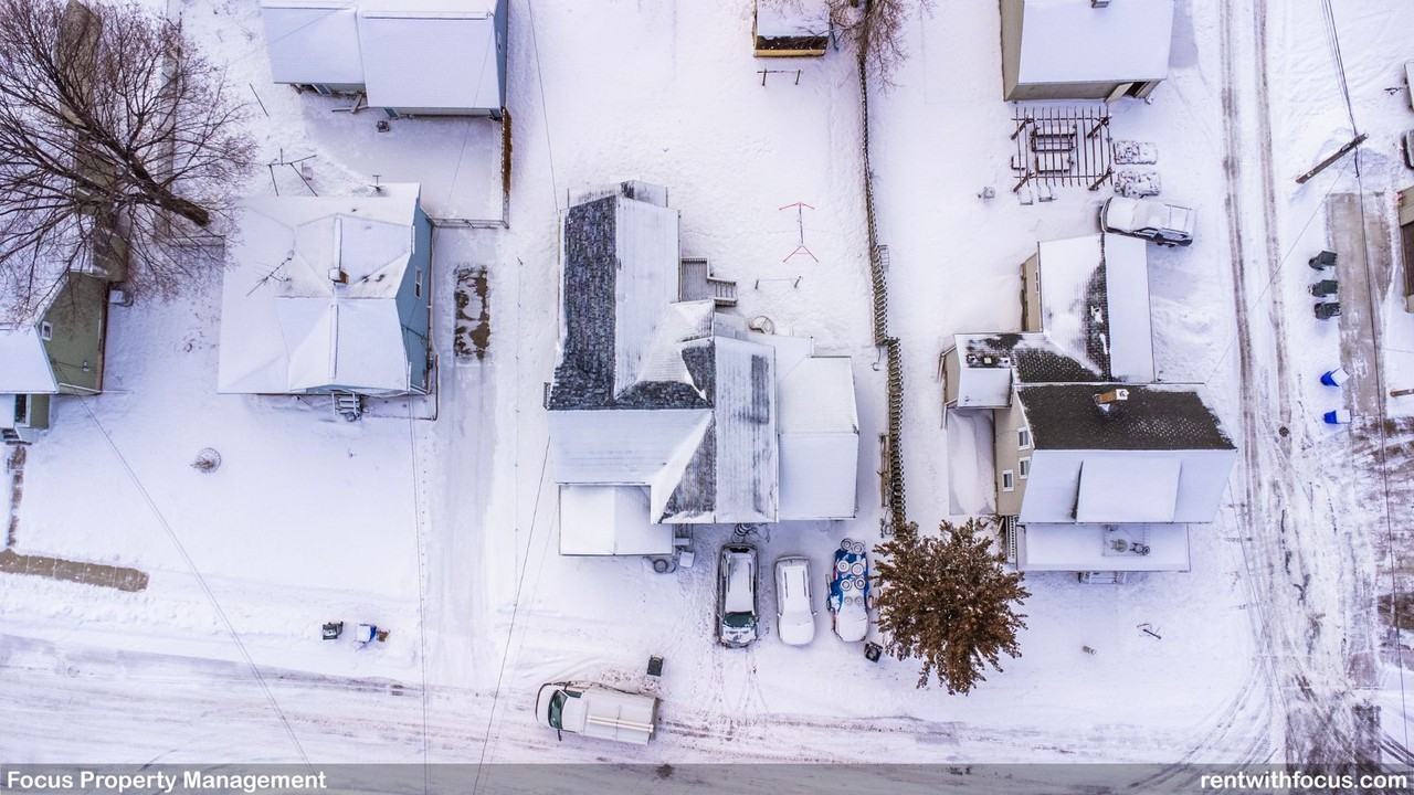 211 Oak St - Photo 7 of 11
