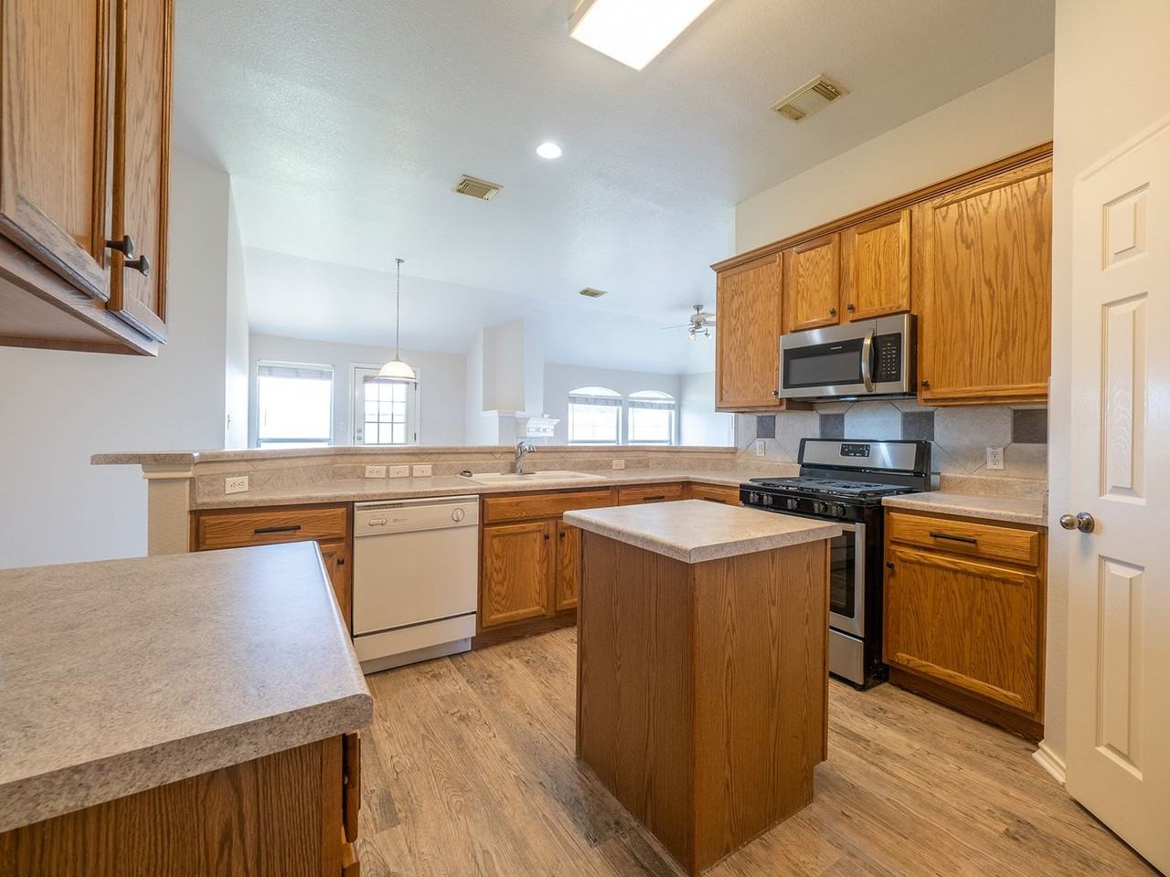 1727 Rosenborough Ln S - Photo 7 of 20