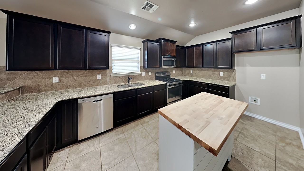 11305 Nw 94th St - Photo 4 of 18