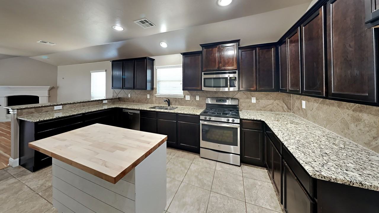 11305 Nw 94th St - Photo 3 of 18