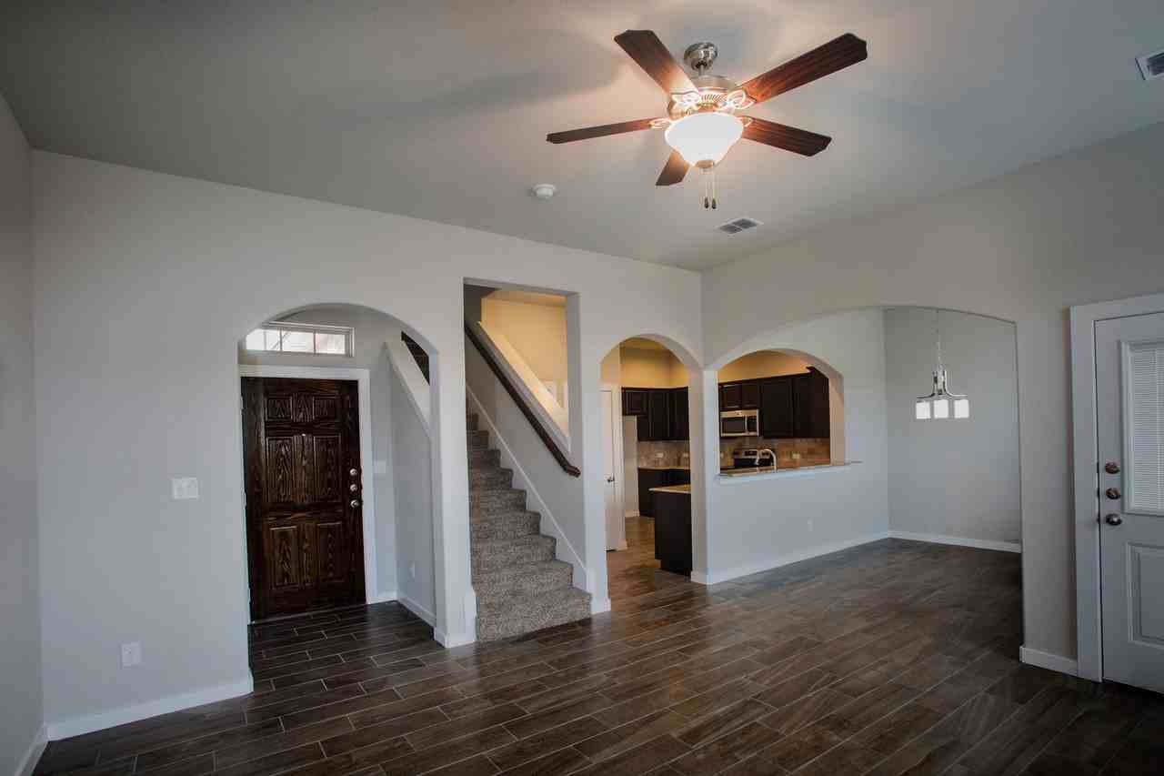 125 Lakeview Ct - Photo 3 of 18