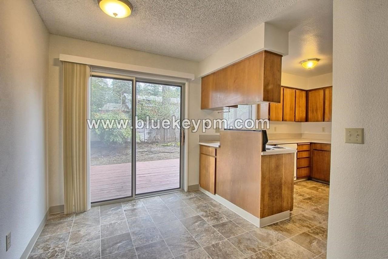 403 Ne 147th Ave - Photo 3 of 10