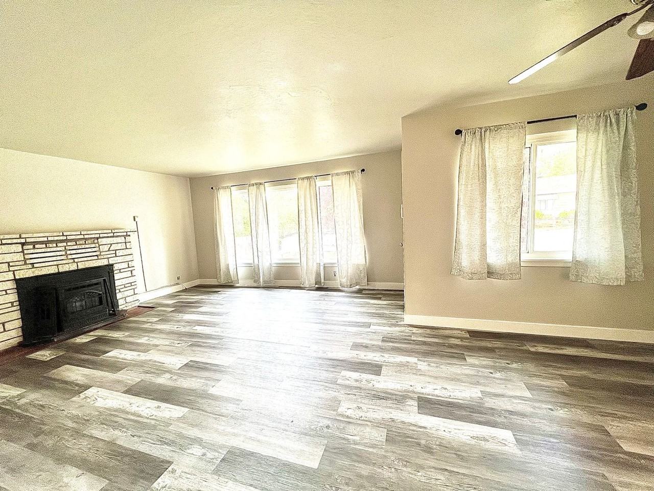 1274 Roxie Way - Photo 2 of 9