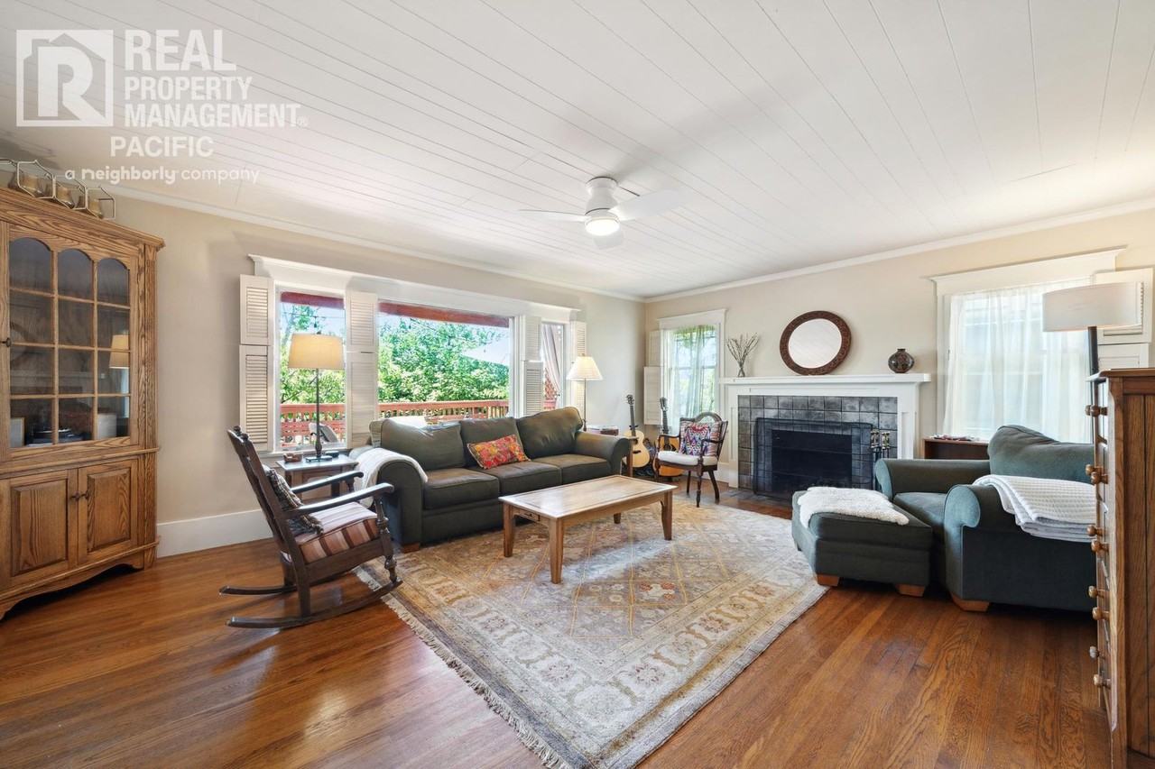 1550 Beverly Pl - Photo 3 of 40