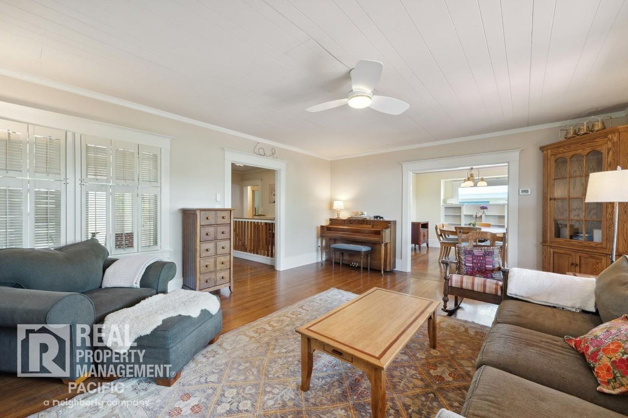 1550 Beverly Pl - Photo 5 of 40