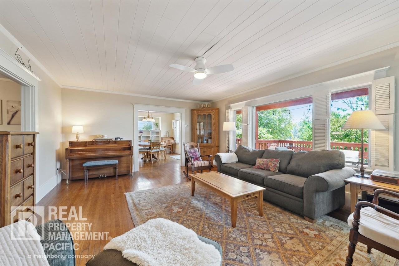 1550 Beverly Pl - Photo 6 of 40