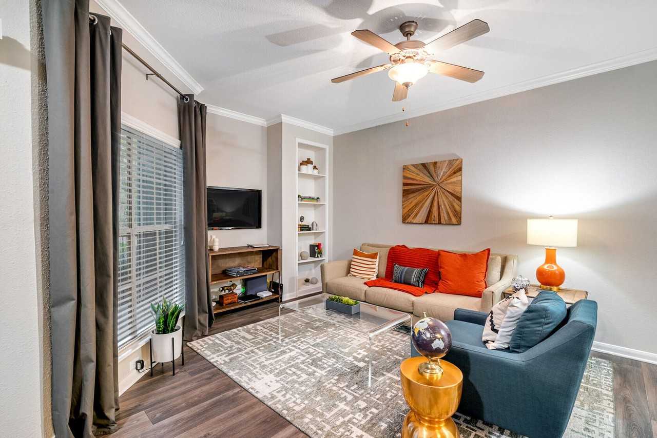 Hollister Place - Photo 3 of 13