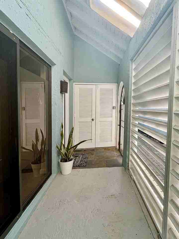 519 Ne 38th St - Photo 3 of 8