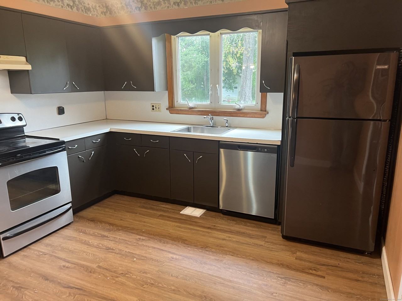 240 Cherry St - Photo 3 of 18