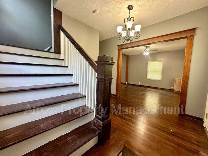 1201 Peach St - Photo 2 of 19