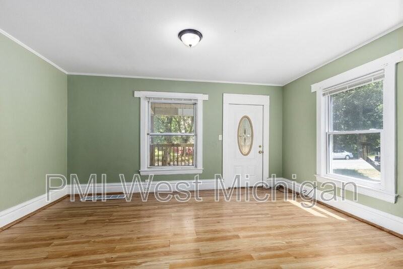 1051 Pine Ave Nw - Photo 7 of 22