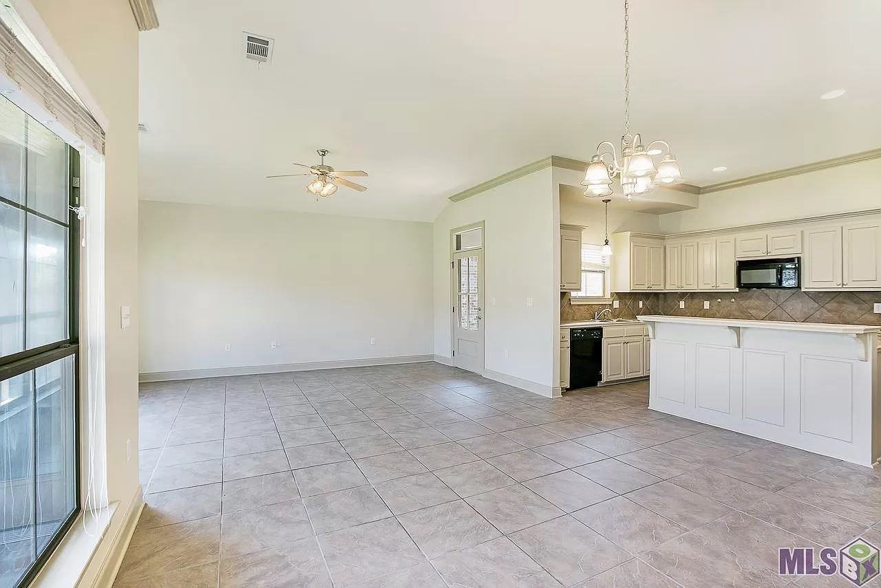 3315 Southlake Ave - Photo 4 of 18