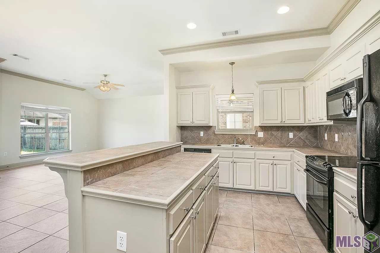 3315 Southlake Ave - Photo 5 of 18