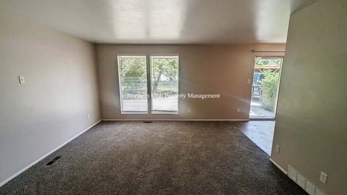 724 32nd St - Photo 3 of 17