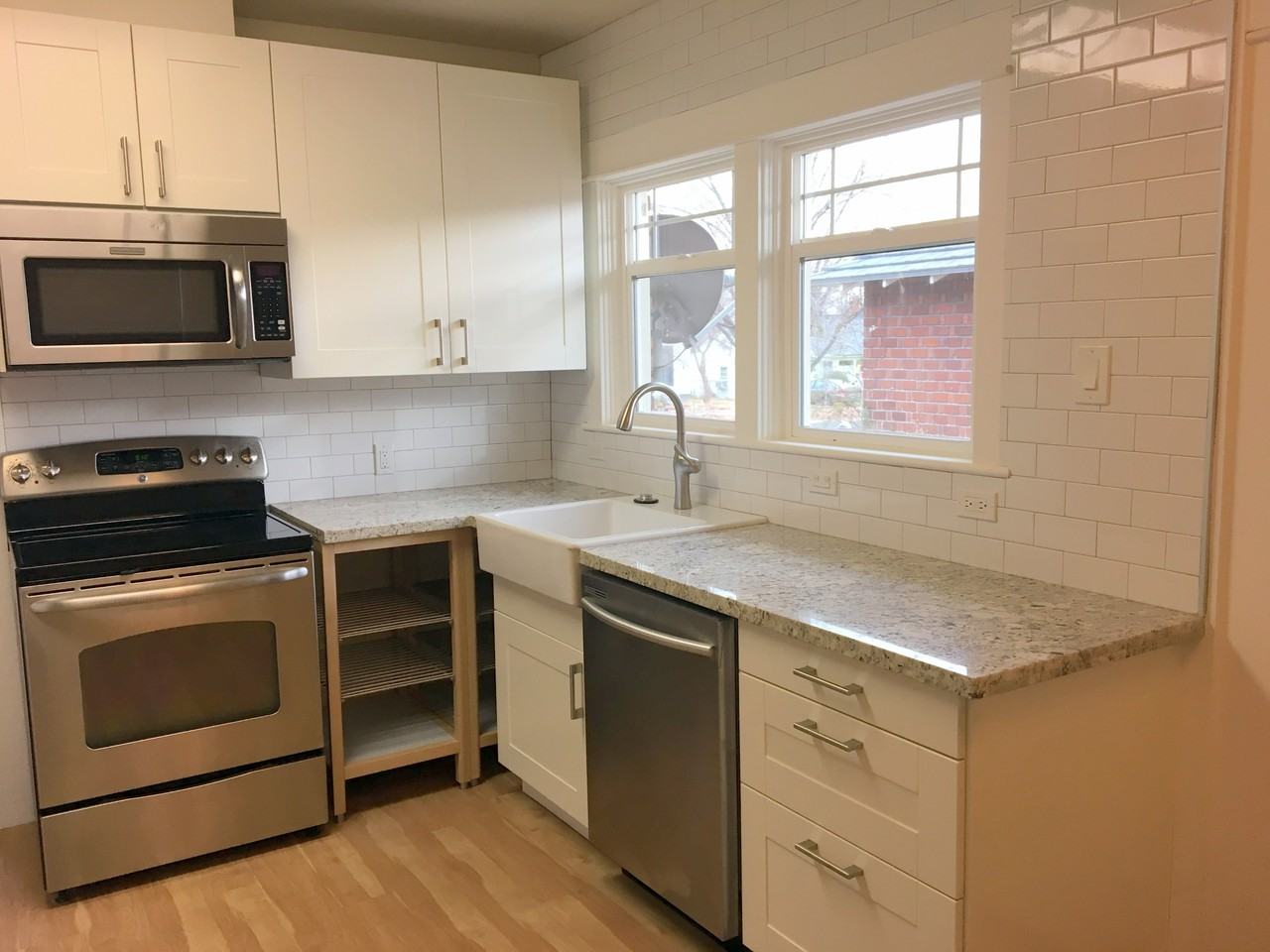 1035 Bell St - Photo 3 of 22