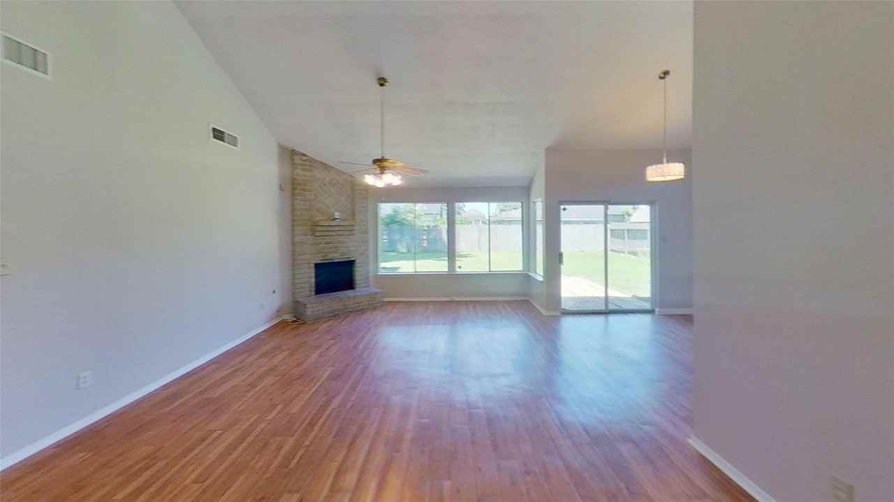 1126 W Belgravia Dr - Photo 2 of 8