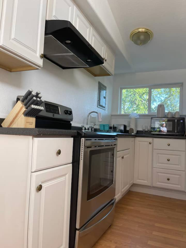 3345 Lakeshore Blvd #3 - Photo 6 of 10