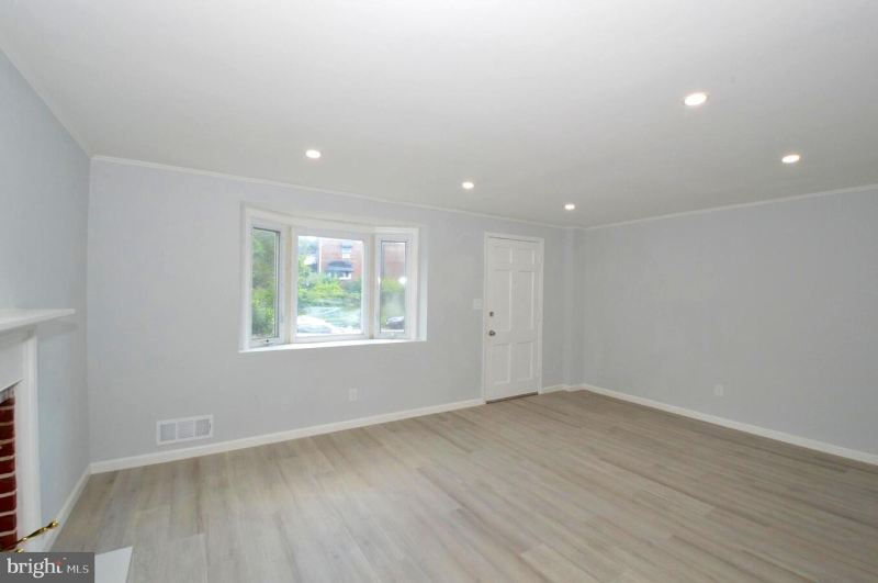 978 Masefield Rd - Photo 2 of 16