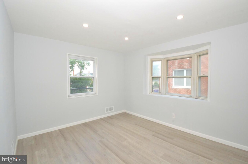 978 Masefield Rd - Photo 3 of 16