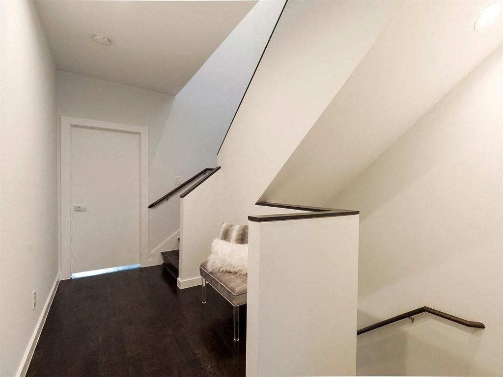 1211 Thompson St - Photo 3 of 32