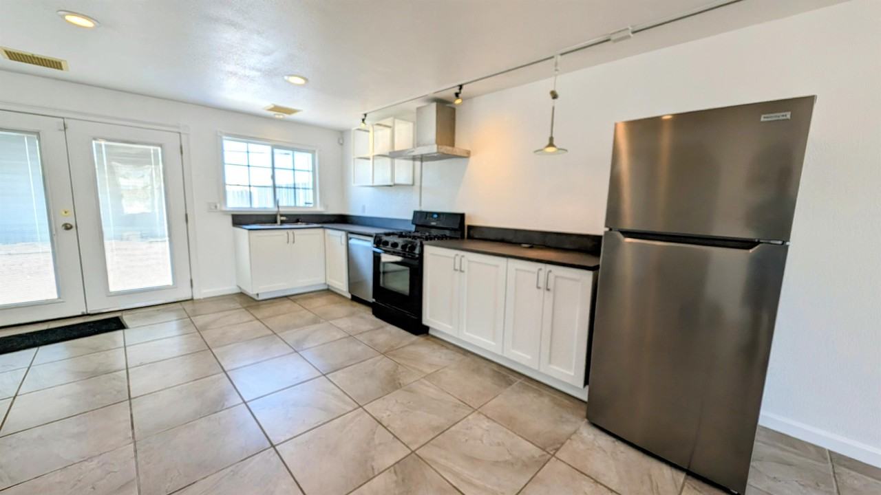 72404 Cactus Dr #B - Photo 5 of 21