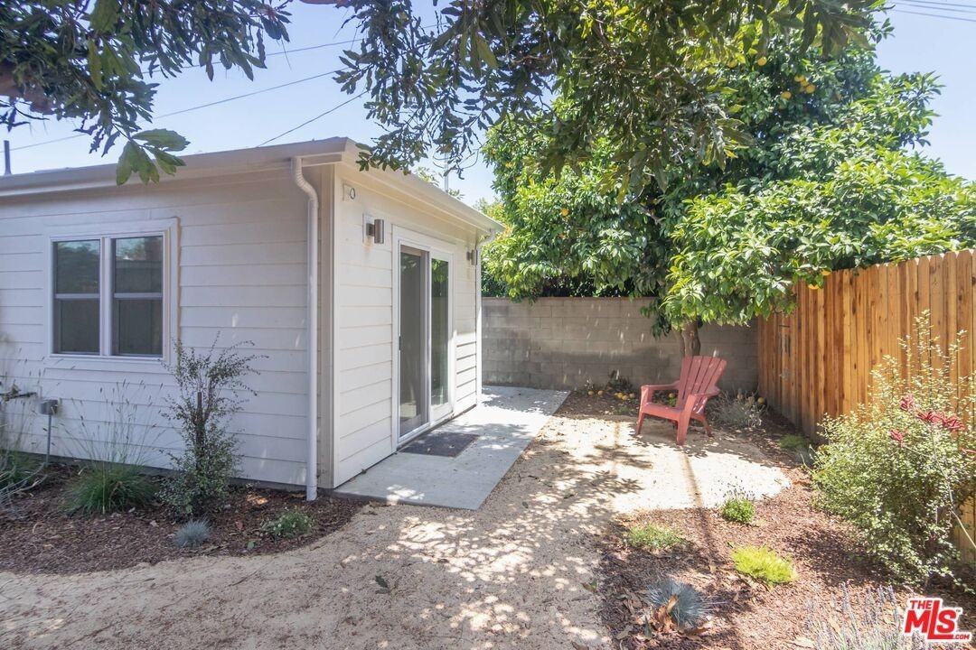 924 N Frederic St ##0 - Photo 3 of 20