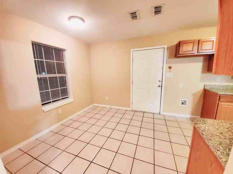 2728 Mcdonald Rd - Photo 4 of 22