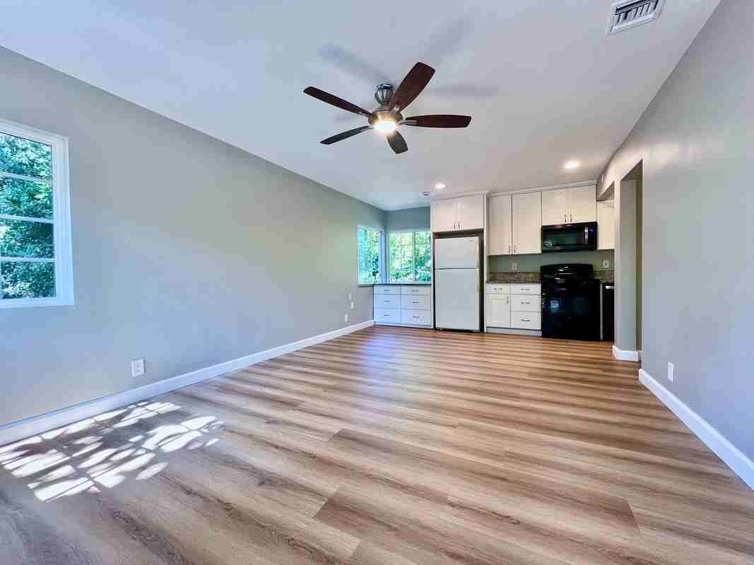 835 E Howard St - Photo 3 of 12