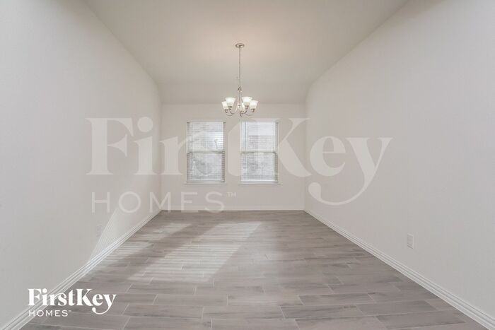 815 Silverbell St - Photo 3 of 15