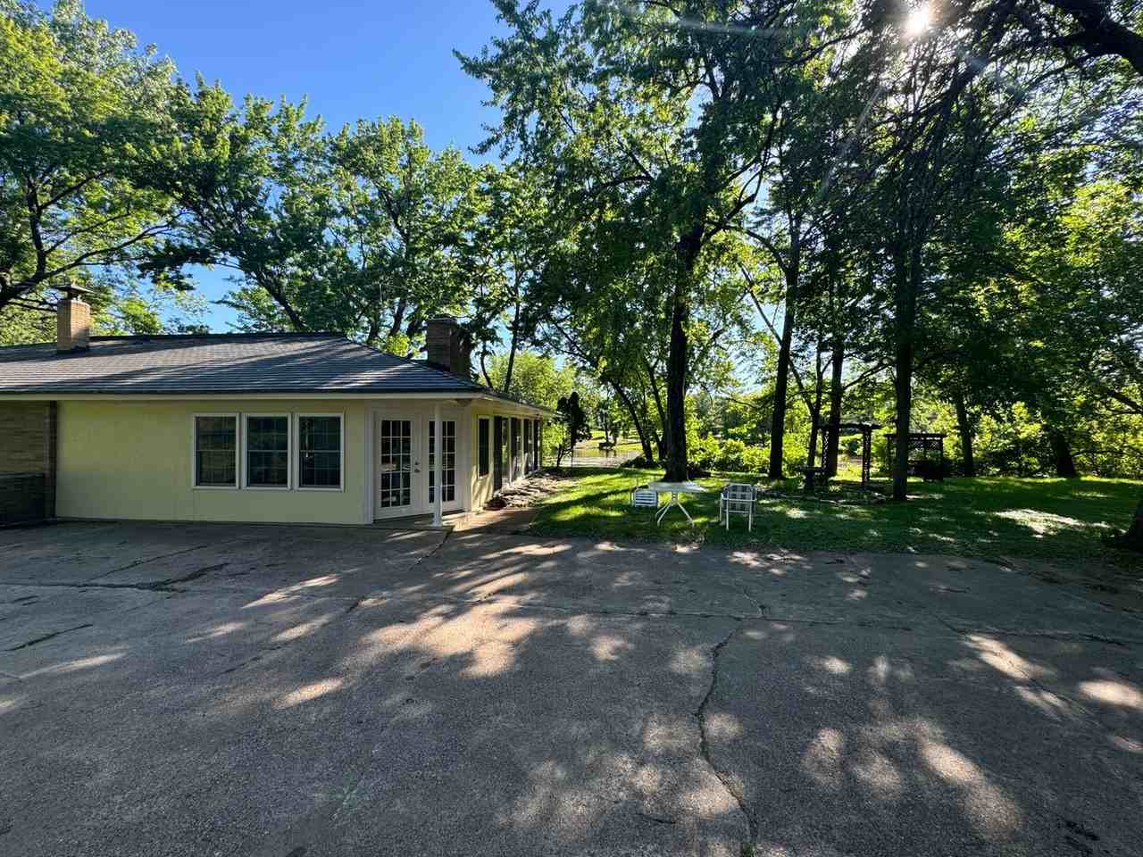 1506 S Ferry Rd - Photo 2 of 20