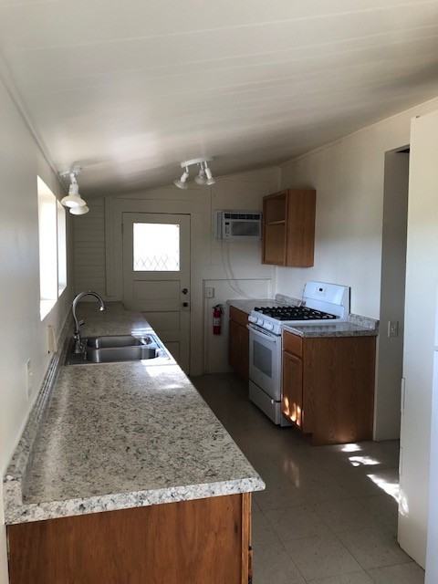 422 S Marina St - Photo 3 of 24