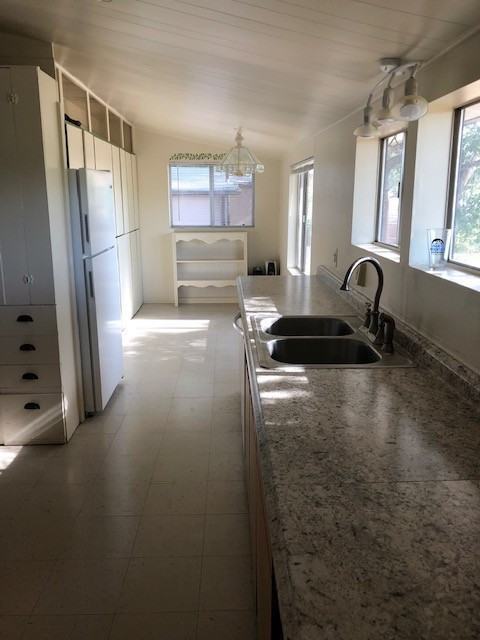 422 S Marina St - Photo 4 of 24